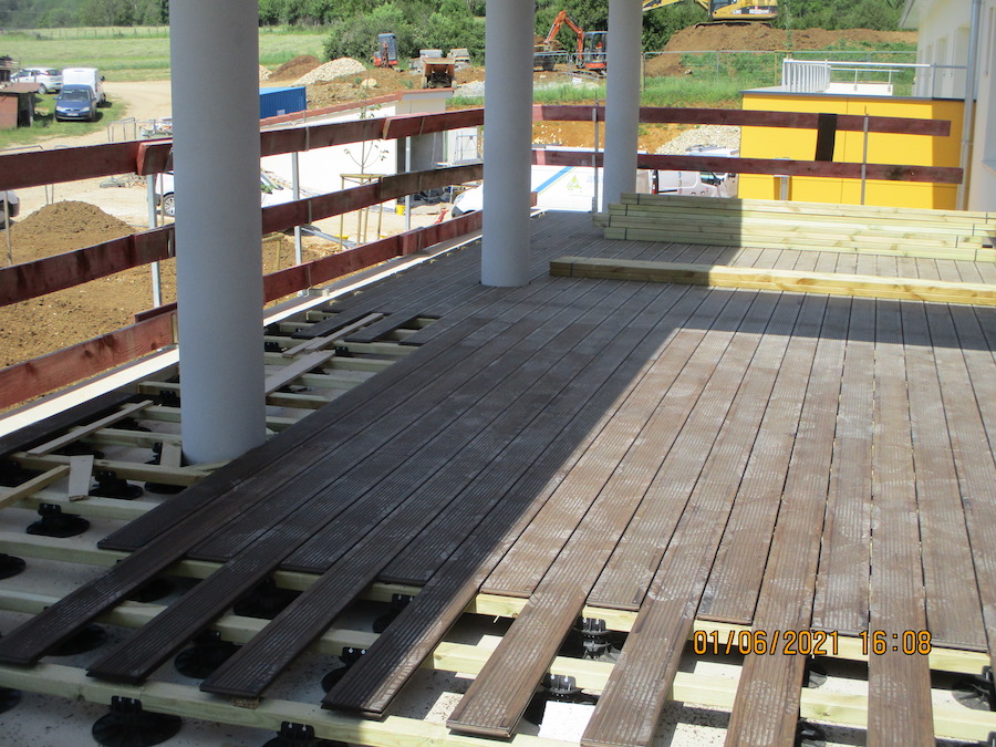Platelage-bois-sur-etancheite-terrasse-accessible-EPHAD-CUISEAUX_0471