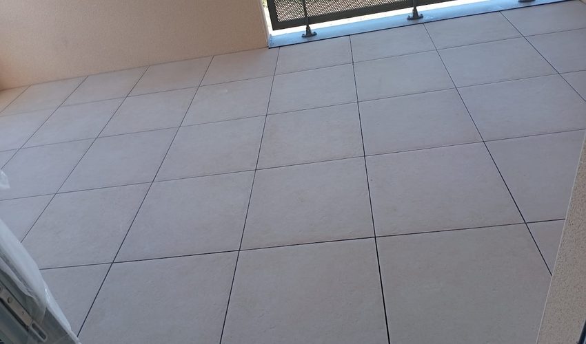 Pose de dalles sur plots pour une terrasse accessible