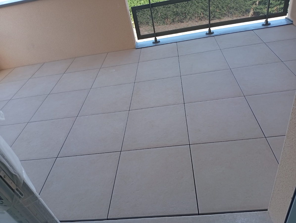 Pose de dalles sur plots pour une terrasse accessible