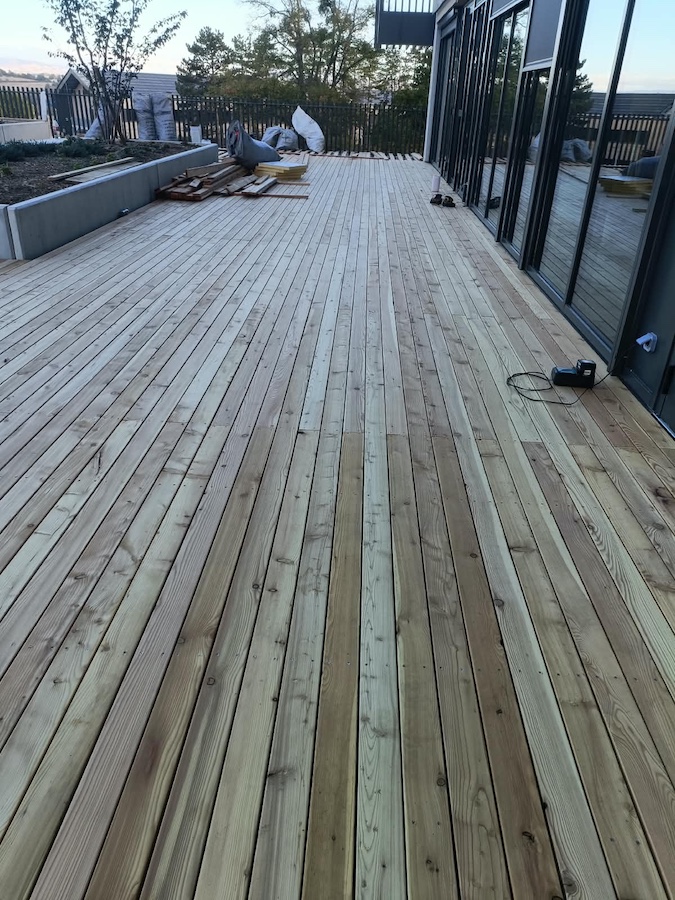 Finition d’un platelage bois pour terrasse extérieure